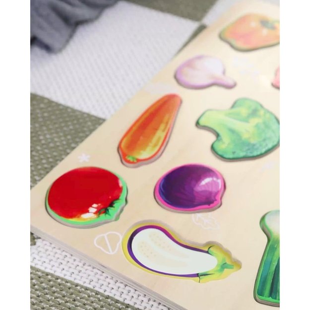 Medinė Montessori daržovių dėlionė