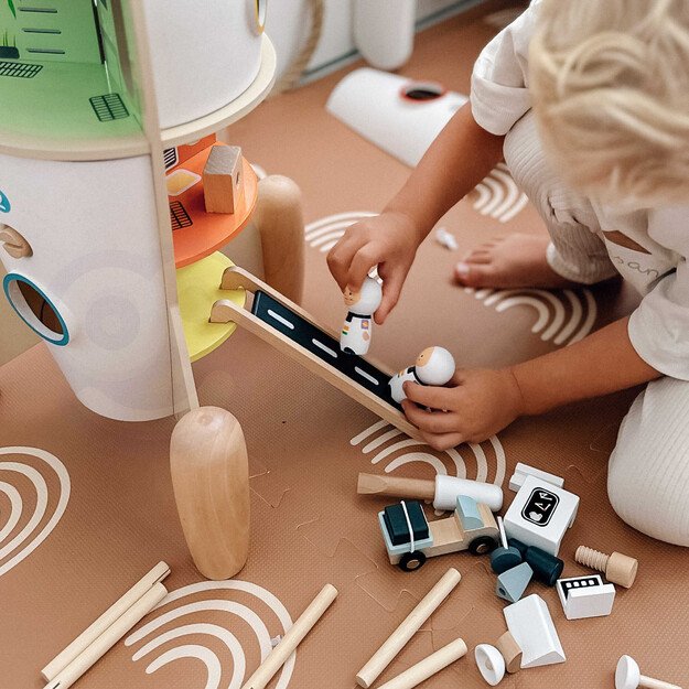 CLASSIC WORLD medinė raketa – žaidimų namelis su figūrėlėmis 6