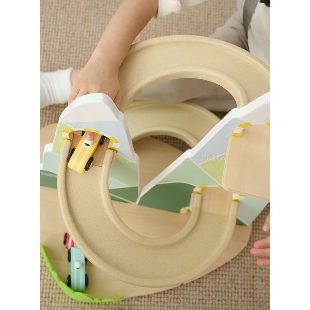 Medinė kalnų lenktynių trasa su 3 automobiliais 2